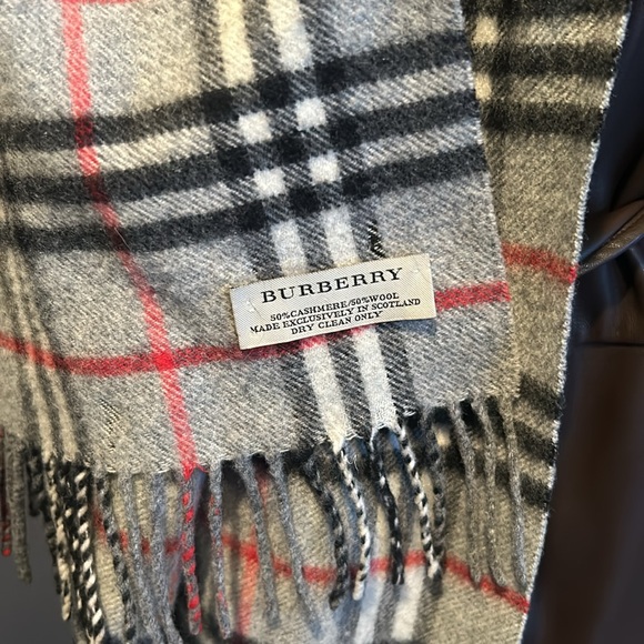 Burberry Nova Check a scarf - Picture 5 of 6